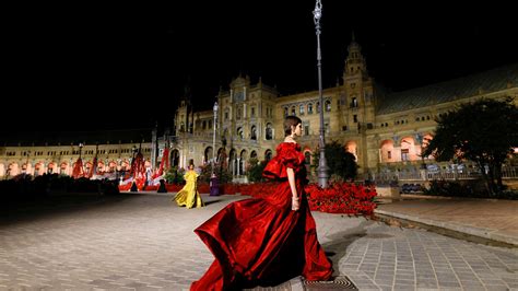 El desfile de Dior en la plaza de España de Sevilla en imágenes